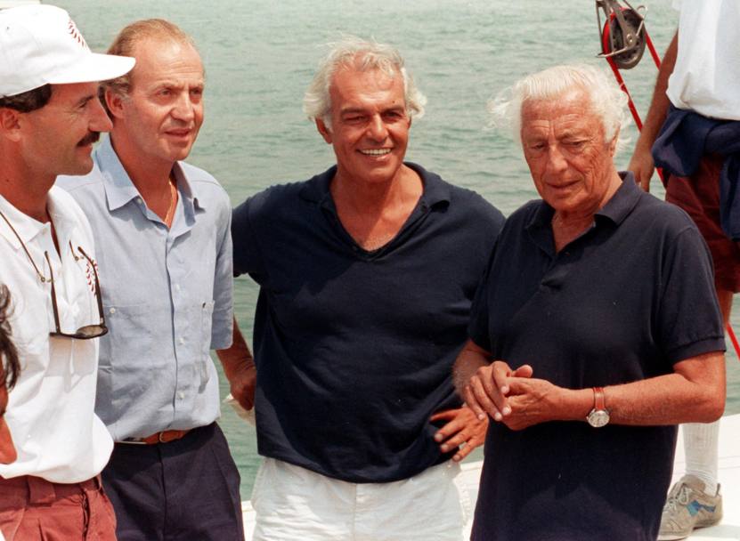 1990: con l&#39;Avvocato Gianni Agnelli, Raul Gardini e (primo a sinistra) Paul Cayard. Ap